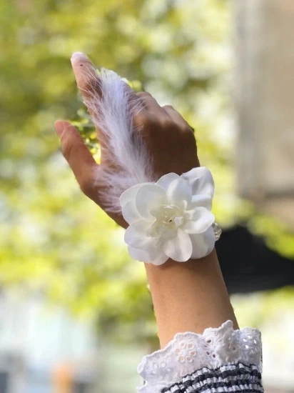 Bride To Be Nedime Gelin Bilekliği Tüy Ve İnci Boncuk Detaylı Beyaz Renkli Bekarlığa Veda Partisi Bilekliği 10 Adet ürün görseli 1