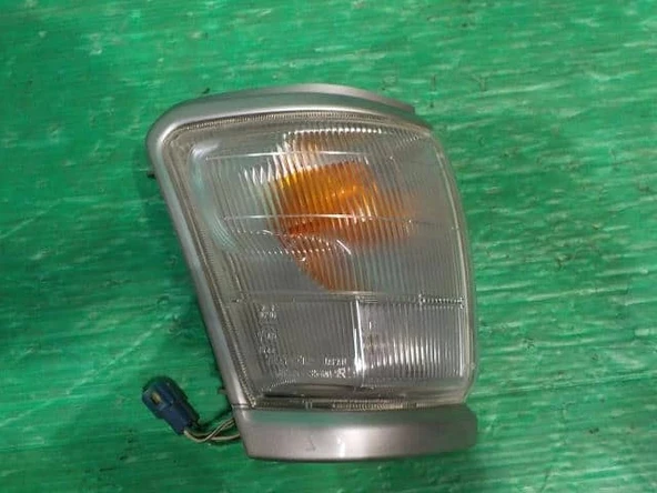 Toyota Hilux 1998-2001 Ln145 Sinyal Lambası Sağ Gümüs Gri Boyalı (Mat) (Duy+Ampul) (Oem No:8151135140) ürün görseli 1