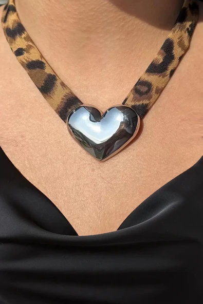 Caş Dekorasyon Gümüş Renk Leopar Desen Kalp Motif Kolye ürün görseli 1