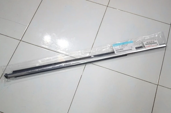 Toyota Hilux Revo 2015-2021 Cam Sıyırıcı Arka Nikelaj Sağ (Oem No: 68180-0K120) ürün görseli 1
