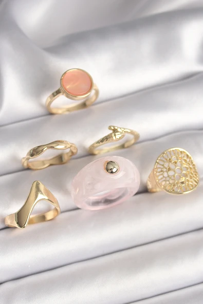 Pirinç Gold Renk Pembe Plastik Yüzük Model Daire Pembe Mine Yılan Detay 6'Lı Kadın Yüzük Seti - TJ-BYK3613 ürün görseli 1