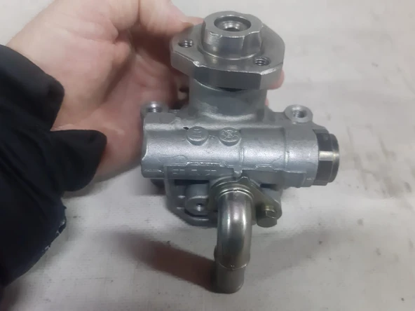 Volkswagen ve Audi stok fazlası ürün olduğu için ucuzdur Hidrolik Direksiyon Pompası KYB marka 5 Adet alınırsa indirim olur Tane fiyatıdır  oval kafa kasnak yatağı ürün görseli 1