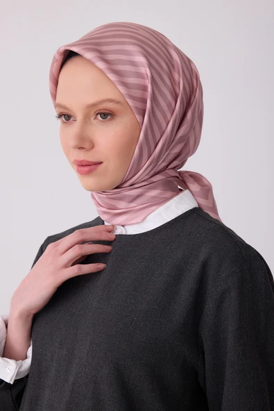 Geometrik Desen İpek Twill Eşarp  - 2026 İlkbahar-Yaz (T)   4325 ürün görseli 1