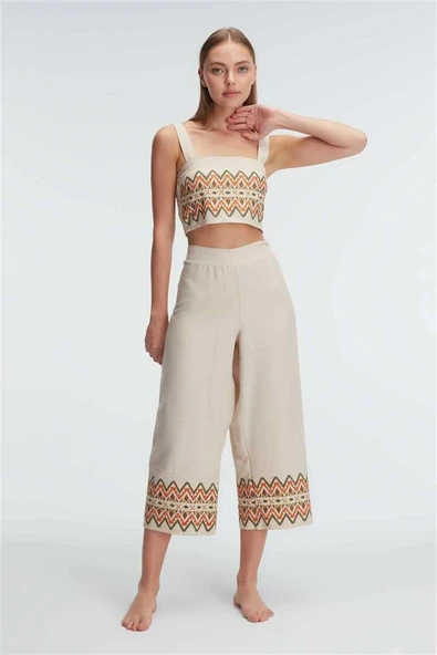 HERŞEYTREND  Askılı Oyuk U Yaka Geometrik Yazlık Uzun Nakış Detaylı Pijama Takımı ürün görseli 1