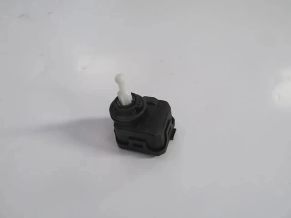 Audi A4 2002-2005 Far Motoru (12V)(Yan Soket Girişli) (Bfn) (Oem No: (1J0941295C)) ürün görseli 1