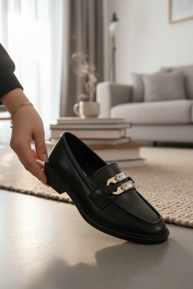 Enoch Kadın Baget Kesim Kristal Taşlı Gold Tokalı Klasik Loafer ürün görseli 1