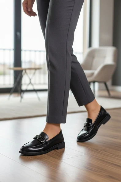 Enoch Kadın Füme Zincir Aksesuarlı Rugan Dokulu Klasik Comfort Loafer ürün görseli 1