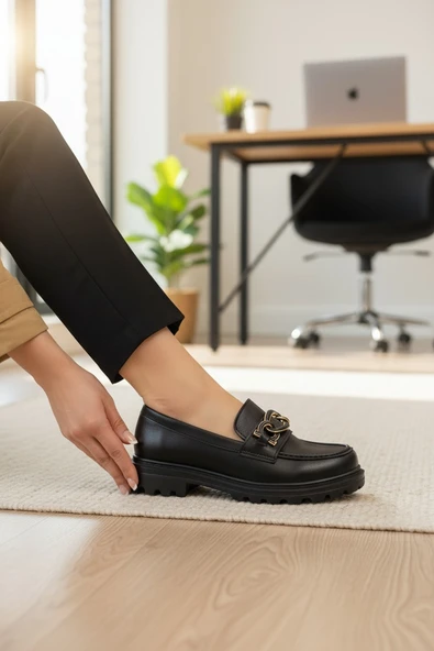 Enoch Kadın Gold Burgu Zincir Aksesuarlı Tırtıklı Comfort Taban Loafer ürün görseli 1