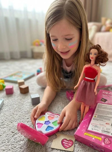 Çilek Desenli Aynalı 6 Renkli Boya Paletli 30cm Oyuncak Bebekli Makyaj ve Bebek Oyun Seti ürün görseli 1