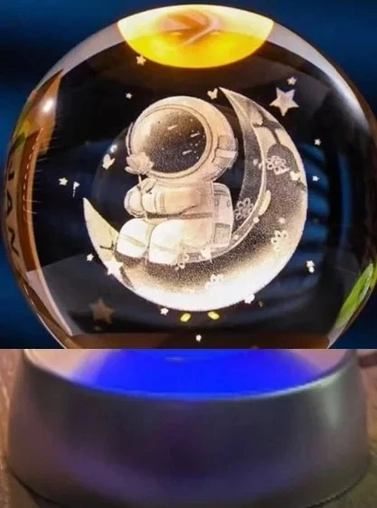 Ay Üstünde Astronot Tasarımlı Plastik Altlıklı Işıklı Cam Küre ürün görseli 1