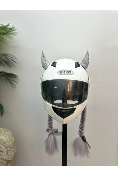 Butik Motor & Motosiklet Gri Simli Çift Örgü Saç ve Hologramlı Şeytan Boynuzlu Set Kask Dış Aksesuarı ürün görseli 1