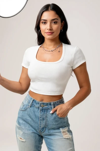 Kadın Beyaz Yarım Kol Düz Yaka Crop Top Bluz – Şık, Rahat Ve Kolay Kombinlenebilir ürün görseli 1
