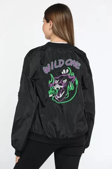 Kadın Wild One Baskılı Bomber Mont – Siyah Renk, Oversize Rahat Kalıp, Fermuarlı, Cepli, Günlük Şık Kapitone Mont - Siyah ürün görseli 1