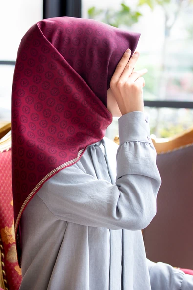 %100 Twill İpek Monogram Desenli Bordo Renkli 90x90 Eşarp Dikim Şekli : El Dikişi ürün görseli 1