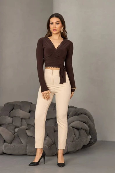 Kadın Dantel Detaylı Kruvaze Bağlamalı Crop Bluz ürün görseli 1