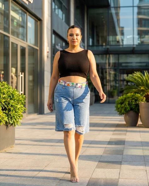 Büyük Beden Kemerli Yüksek Bel Yırtık Cepli Denim Kadın Şort ürün görseli 1