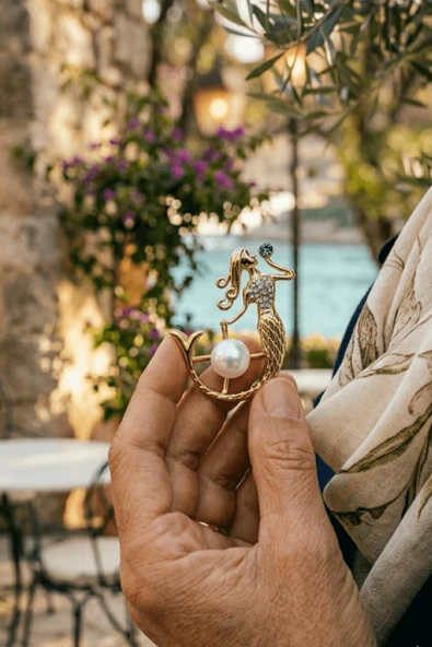 İnci Detaylı Kristal İşlemeli Deniz Kızı Broş ürün görseli 1