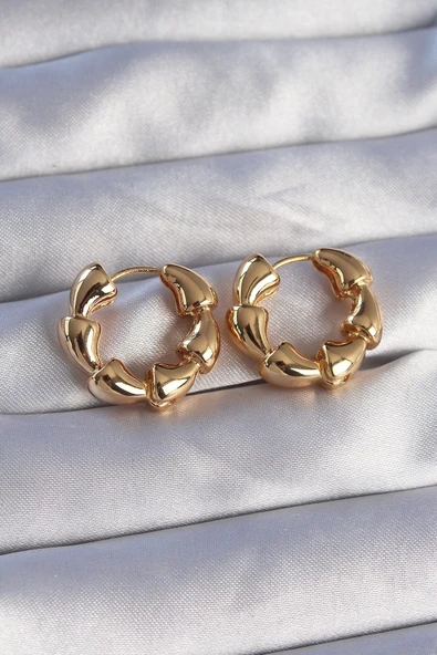 Pirinç Gold Renk Damla Kıvrım Tasarımlı Halka Küpe ürün görseli 1