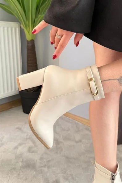 Norino Kadın Julia Bej Deri Yandan Fermuarlı Toka Detaylı Kalın Topuklu Sivri Burunlu Günlük Bot ürün görseli 1