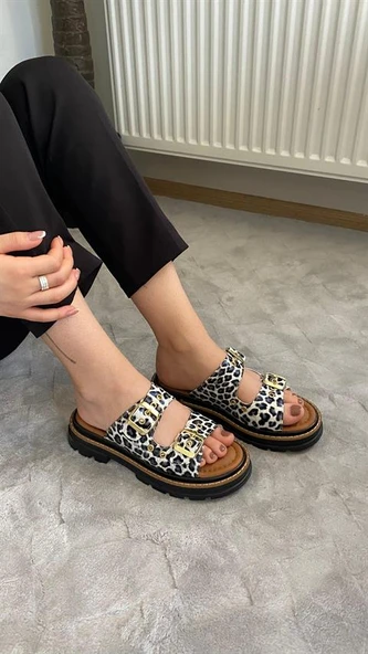 Norino Kadın Firida Beyaz Leopar Çift Bantlı Kapsül Detaylı  Kalın Taban Ortopedik  Sandalet Terlik K-100 ürün görseli 1