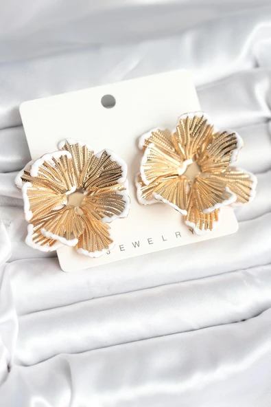 Pirinç Gold Renk Beyaz Mine Detaylı Lotus Kadın Küpe ürün görseli 1