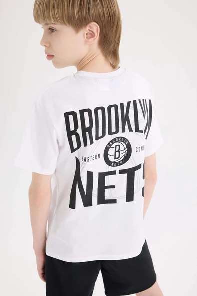 Defacto D9550 Beyaz Erkek Çocuk NBA Brooklyn Nets Bisiklet Yaka Sırt Baskılı Kısa Kollu Tişört ürün görseli 1