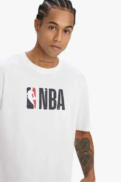 Defacto W6365 Ekru DeFactoFit NBA Wordmark Oversize Geniş Kalıp Bisiklet Yaka Kısa Kollu Tişört ürün görseli 1