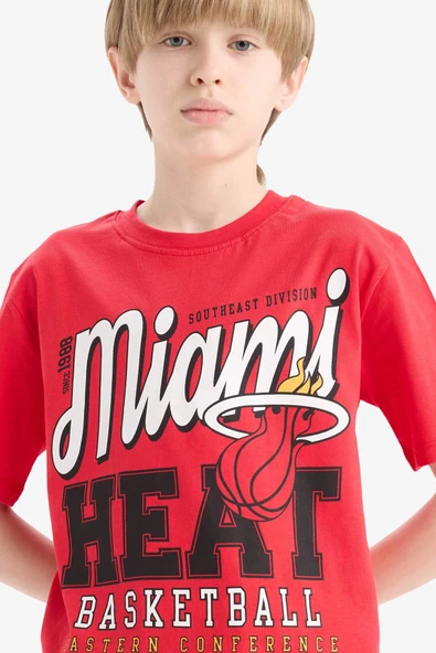 Defacto E4837 Kırmızı Erkek Çocuk NBA Miami Heat Bisiklet Yaka Kısa Kollu Tişört ürün görseli 1