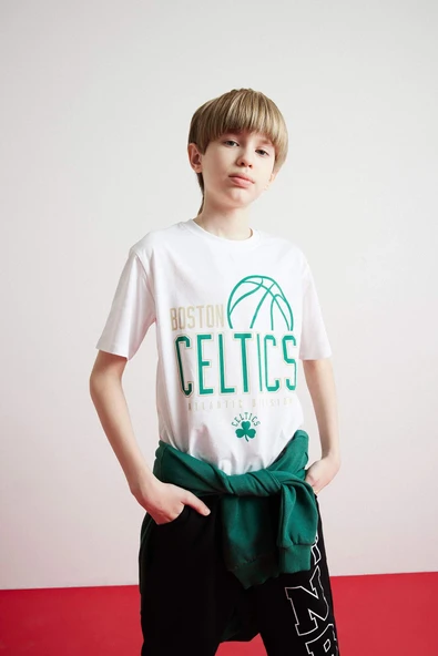 Defacto D9549 Beyaz Erkek Çocuk NBA Boston Celtics Bisiklet Yaka Kısa Kollu Tişört ürün görseli 1