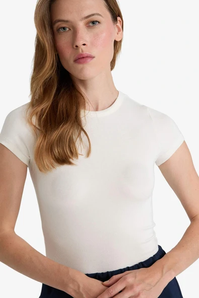 Defacto G2761AXER105 Ekru Slim Fit Dar Kesim Bisiklet Yaka Kısa Kollu Tişört ürün görseli 1