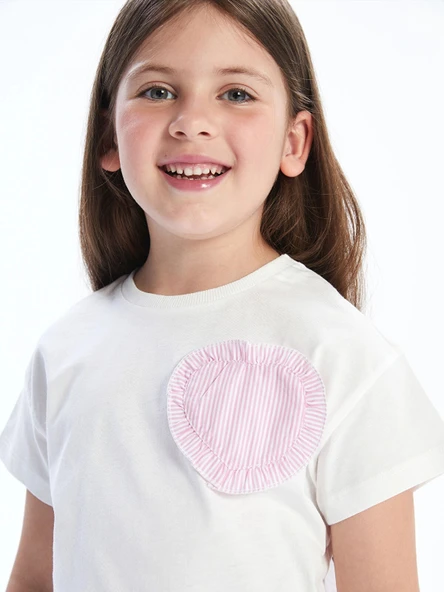 LCW Kids Ekru Bisiklet Yaka Kalpli Desenli Kız Çocuk Tişört ürün görseli 1