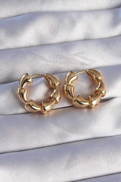 BUTİK AYVİTRİN Kadın Pirinç Gold Renk Damla Kıvrım Tasarımlı Halka Küpe ürün görseli 1