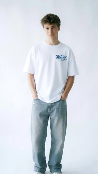 Erkek Beyaz Oversize Fit Bisiklet Yaka Shark Sırt Baskılı Pamuklu Tişört ürün görseli 1