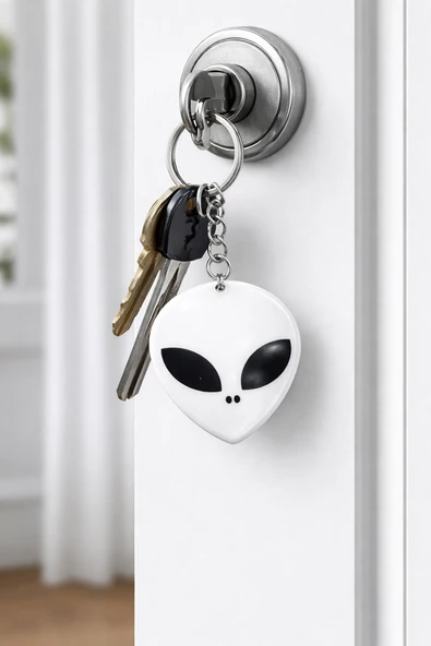 Beyaz Uzaylı Figürlü Siyah Göz Detaylı Metal Unisex Anahtarlık ürün görseli 1