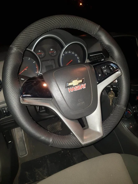 DİKİŞLİ DİREKSİYON KILIFI NOKTALI / KARBON DERİ SİYAH DİKİŞLİ CHEVROLET CRUZE İÇİN ürün görseli 1