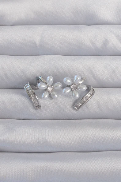 Pirinç Gümüş Renk Zirkon Taşlı Kıvrımlı İnci Çiçek Küpe ürün görseli 1