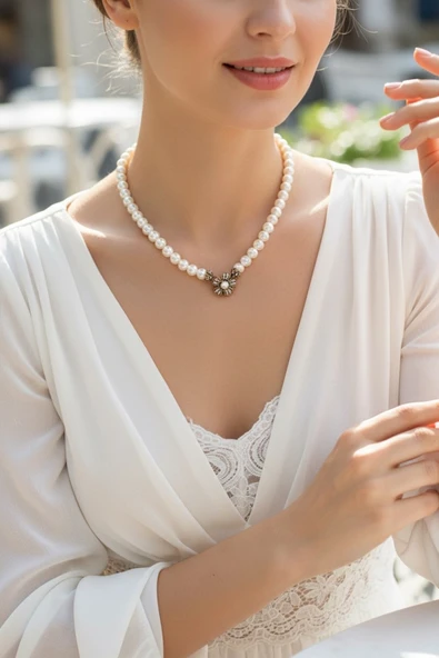 Kristal Taşlı Çiçek Figürlü İnci Kolye ürün görseli 1