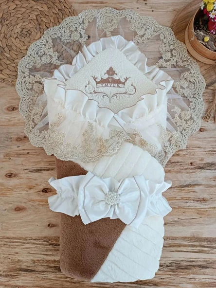 Yenidoğan Wool Yün Kumaş Taç Nakışlı Güpür Duvaklı Fiyonk Prizma Taş Uni Kundak Bebek Battaniyesi Kahverengi ürün görseli 1