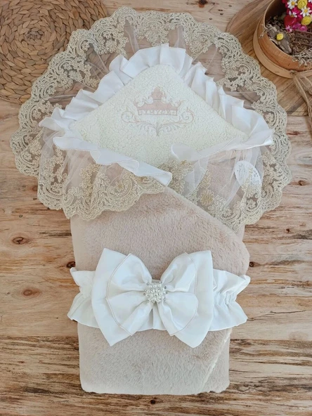 Yenidoğan Wool Yün Kumaş Taç Nakışlı Güpür Duvaklı Fiyonk Prizma Taş Uni Kundak Bebek Battaniyesi Bej ürün görseli 1