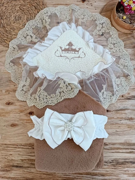 Yenidoğan Wool Yün Kumaş Taç Nakışlı Güpür Duvaklı Fiyonk Prizma Taş Uni Kundak Bebek Battaniyesi Kahverengi ürün görseli 1