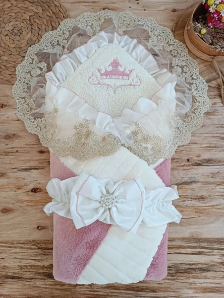 Yenidoğan Wool Yün Kumaş Taç Nakışlı Güpür Duvaklı Fiyonk Prizma Taş Uni Kundak Bebek Battaniyesi Pembe ürün görseli 1