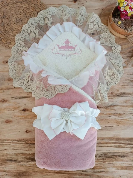 Yenidoğan Wool Yün Kumaş Taç Nakışlı Güpür Duvaklı Fiyonk Prizma Taş Uni Kundak Bebek Battaniyesi Pembe ürün görseli 1