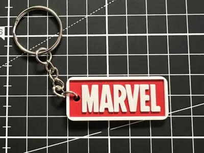 3D Baskı Marvel Logolu Anahtarlık - Çanta ve Anahtar Süsü (Kırmızı-Beyaz) ürün görseli 1