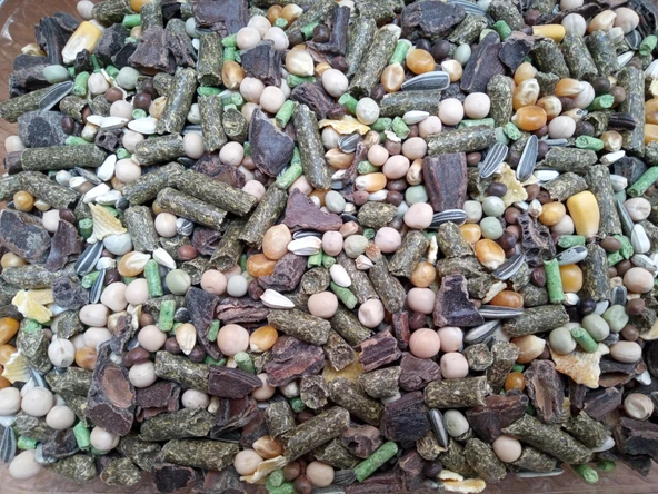 Hobi TAVŞAN YEMİ ÇUVALDAN BÖLME 1 KG ürün görseli 1