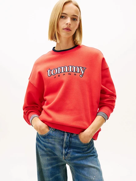 Tommy Hilfiger TJW Kutulu Kesim Tommy Aplikeli Bisiklet Yaka Kadın Kırmızı Sweatshirt DW0DW22565XK3 ürün görseli 1