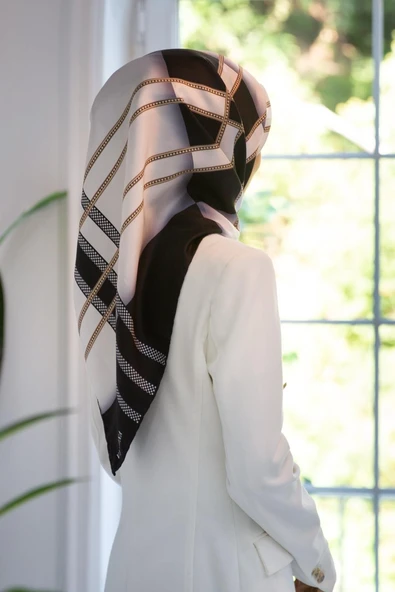 %100 Twill İpek Geometrik Desenli Siyah - Krem Renkli 90x90 Eşarp Dikim Şekli : El Dikişi ürün görseli 1