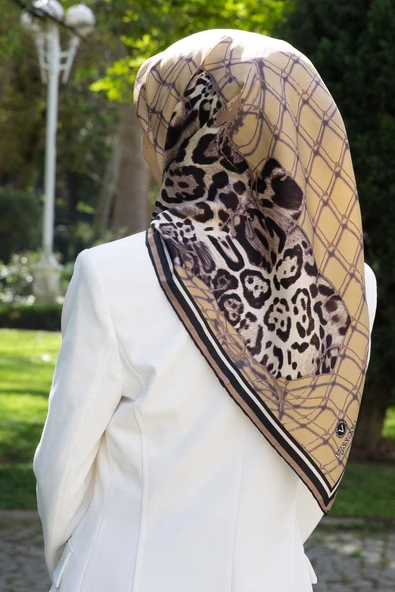 %100 Twill İpek Leopar Desenli Bej Renkli 90x90 Eşarp Dikim Şekli : El Dikişi ürün görseli 1