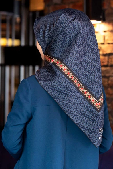 % 57 İPEK % 43 VİSKON Twill İpek Geometrik Desenli İndigo - Siyah Renkli 90x90 Eşarp Dikim Şekli : El Dikişi ürün görseli 1