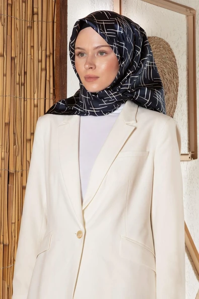 %100 Twill İpek Çizgi Desenli Lacivert - Krem Renkli 90x90 Eşarp Dikim Şekli : El Dikişi ürün görseli 1