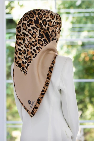 %100 Twill İpek Leopar Desenli Bej Renkli 90x90 Eşarp Dikim Şekli : El Dikişi ürün görseli 1